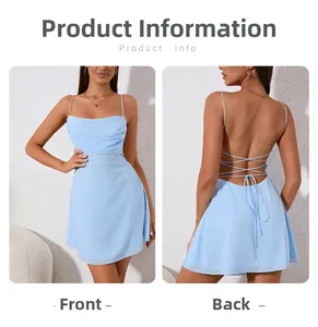 Détail de la robe mini en mousseline bleu clair avec bretelles croisées et strass à la taille
