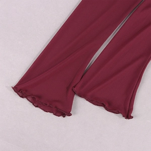 Detailaufnahme aus weinrotem Netzstoff mit eleganten gewellten Randsäumen