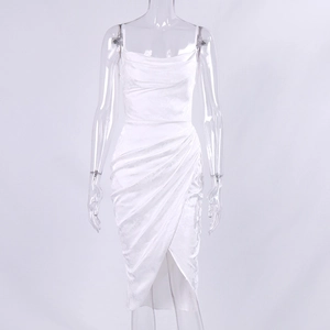 Dettaglio dell'abito sottoveste in raso bianco con trama jacquard e scollo a cappuccio
