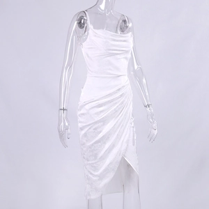 Dettaglio dell'abito in raso bianco con scollo a cappuccio e tessuto jacquard floreale