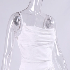 Dettaglio dell'abito in raso bianco con scollo a cappuccio e trama jacquard floreale