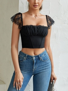 Detail van elegante zwarte kanten mouwen en korsetstijl top met een vierkante halslijn