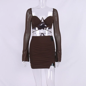 Dettaglio completo set due pezzi marrone con top halter cut-out e minigonna arricciata