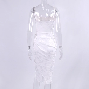 Dettaglio dell'abito in raso jacquard bianco con schiena scoperta e drappeggio elegante