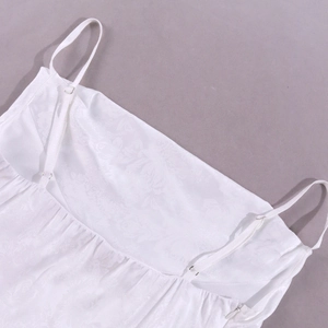 Dettaglio del retro dell'abito in raso bianco con jacquard e spalline regolabili