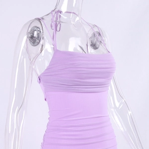 Détail de la robe en maille lilas avec plissés raffinés et fermeture éclair invisible