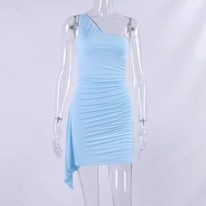 Détail de mini robe bleu clair à une épaule avec tissu froncé élégant et coupe ajustée