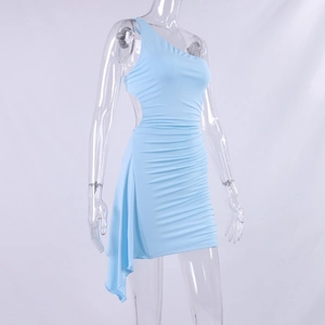 Détail d'une mini-robe bleu clair à une épaule avec drapé latéral et plis élégants