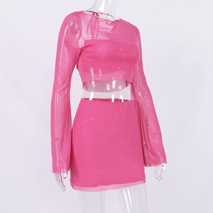 Detail von Hot Pink Mesh-Set aus Crop-Top und Rock mit glitzernden Pailletten für Partys