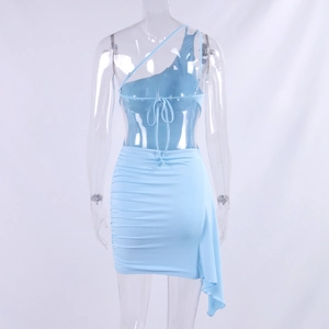 Vue détaillée d'une mini-robe asymétrique bleu clair avec dos nu et nouage élégant