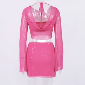 Detailansicht eines rosa Pailletten-Mesh-Sets mit rückenfreiem Oberteil und Bodycon-Rock