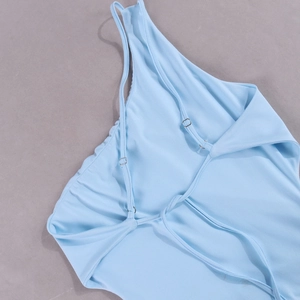 Détail de la boucle métallique réglable sur la bretelle de robe bleu clair, gros plan