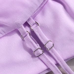 Détail de robe en maille lilas avec bretelles réglables et anneaux en métal argenté