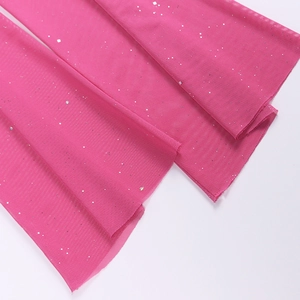 Detail aus rosa Netzstoff mit silbernen Pailletten für langärmelige Rock-Sets