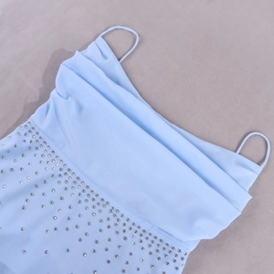 Détail de la robe bleu clair à col bénitier ornée de strass argentés étincelants