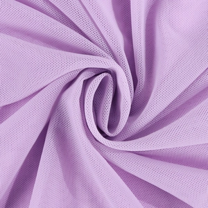 Gros plan sur un tissu en maille lavande avec une texture délicate en spirale pour robe