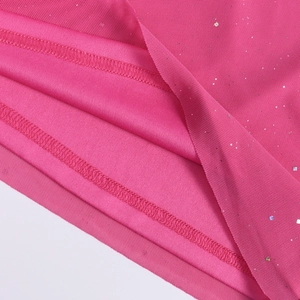 Detail aus rosarotem Netzstoff mit silbernen Pailletten und hochwertiger Overlock-Naht