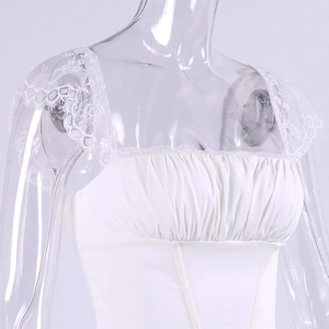 Detail van witte kanten bustier top met fijne plooien en korset-stijl baleinen
