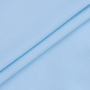 Gros plan sur le tissu bleu clair en soie de lait côtelée pour une robe dos nu sexy