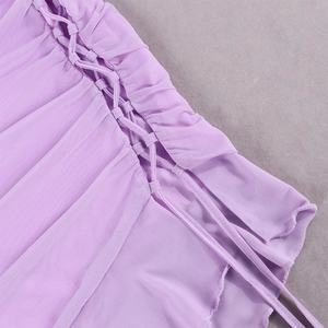 Détail du tissu en maille violette avec cordons de serrage et textures froncées