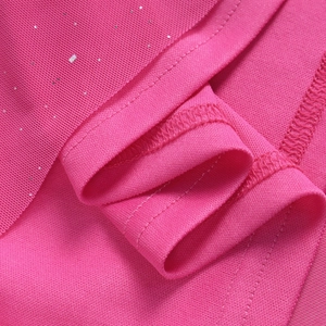 Detail aus rosarotem Netzstoff mit silbernen Pailletten und hochwertigen Nähten