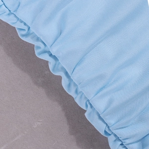 Vue macro détaillée de la texture du tissu côtelé bleu clair avec design plissé chic