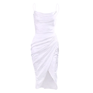 Elegante abito in raso bianco con scollo a cappuccio, jacquard floreale e spacco