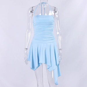 Détail d'une robe dos nu bleu clair froncée avec un ourlet asymétrique élégant