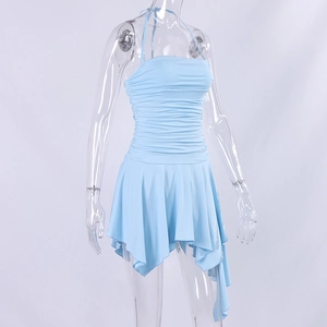 Détail de robe moulante bleu clair avec texture froncée et ourlet asymétrique à volants