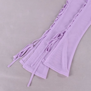 Dettaglio del vestito in rete lavanda con coulisse laterale regolabile e cuciture rifinite