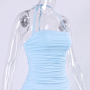 Détail de la texture froncée bleu clair et du lien licou sur la robe courte chic