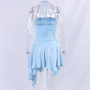 Détail de la robe dos nu bleu clair avec tissu plissé et ourlet à volants fluides