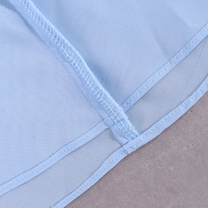 Vue détaillée de la double couture sur l'ourlet de la robe en mousseline bleu clair