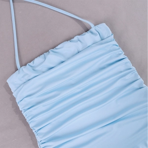 Vue détaillée du tissu froncé bleu clair et de la fine bride licou sur la robe