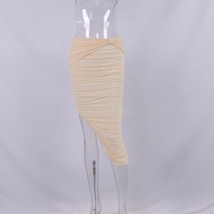 Détail d'une jupe froncée en maille beige clair avec ourlet asymétrique et tissu texturé