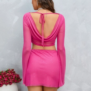 Damen-Zweiteiler in leuchtendem Pink mit rückenfreiem Oberteil und figurbetontem Rock