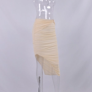Détail d'une jupe midi froncée beige avec ourlet asymétrique irrégulier sur mannequin
