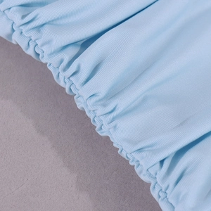 Vue macro détaillée de la texture du tissu élastique bleu clair avec détails froncés