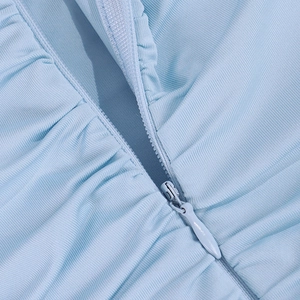 Gros plan détaillé de la fermeture éclair invisible et du tissu côtelé de la robe bleu clair