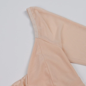 Detailaufnahme der beigen Netzstoff-Textur und der gesäumten Kanten des Crop-Tops