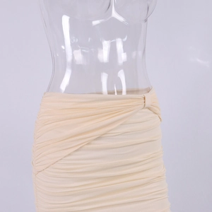 Vue détaillée d'une jupe beige en tulle à plis élégants avec une texture ajustée