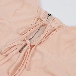 Detailansicht eines rosa Mesh-Tops mit silbernem Reißverschluss und dekorativem Kordelzug