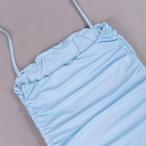 Détail de la robe bleu clair en soie de lait avec fines bretelles et fronces