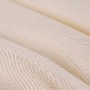 Dettaglio macro del tessuto a rete beige traspirante con trama fine e drappeggio morbido