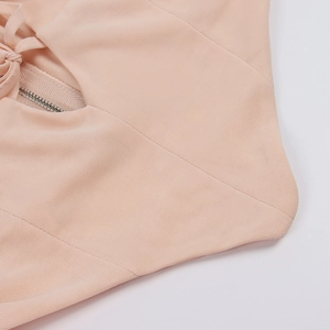 Detail aus rosa Netzstoff mit Reißverschluss hinten und feinem Schnürdesign für Damen