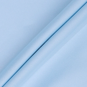 Vue détaillée du tissu en maille côtelée bleu clair montrant la texture douce et souple