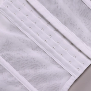 Dettaglio del corsetto in rete bianca con chiusure regolabili a ganci multipli e occhielli