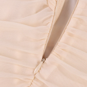 Détail de la fermeture éclair invisible sur la jupe sirène en tulle froncé beige