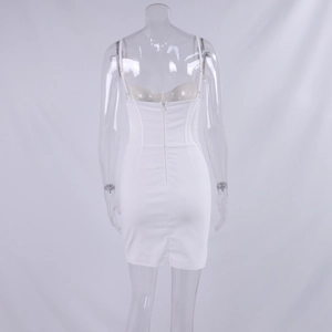 Detailansicht der Rückseite eines weißen Bodycon-Minikleids mit Reißverschluss und Fischgrätennähten