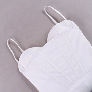 Detailansicht eines weißen Bustier-Minikleids mit Korsage-Stäben und Trägern